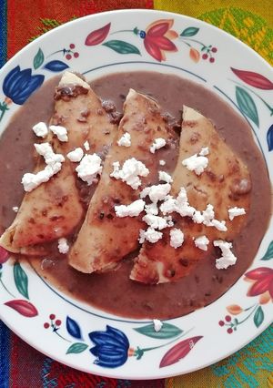 Una foto de Enfrijoladas rellenas de requesón