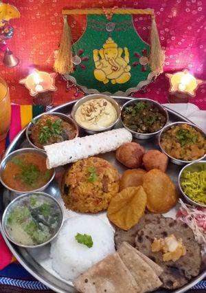 गुजराती थाली रेसिपी मुख्य फोटो