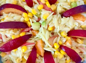 Una foto de Ensalada de orzo con vegetales