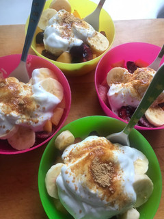 Una foto de Merienda para peques: fruta cortada con yogur griego y panela