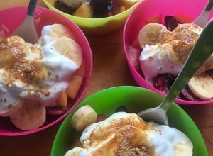 Foto principal de Merienda para peques: fruta cortada con yogur griego y panela