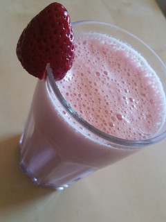 Una foto de Batido de fresa y proteínas