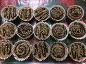 Una foto de cupcakes de chocolate y avena