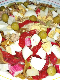 Una foto de Ensalada campera con aceitunas rellenas de anchoa