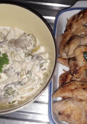 Una foto de Pollo con salsa de champiñones 🍽