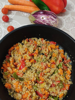 Una foto de Quinoa con verduras