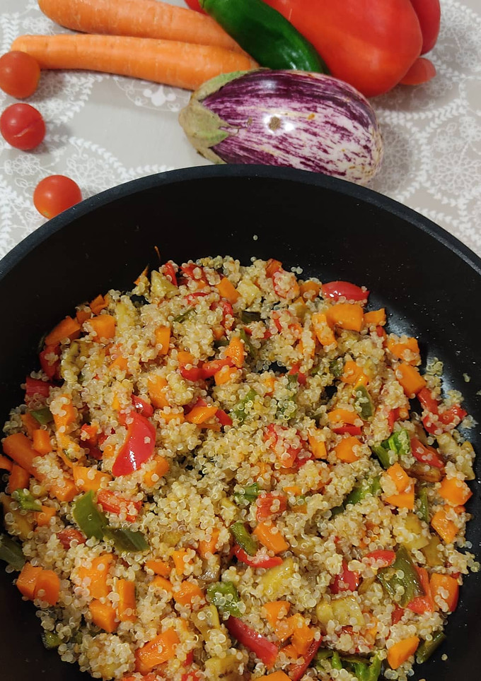 Una foto de Quinoa con verduras