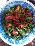 Ensalada rúcula y tomates deshidratados