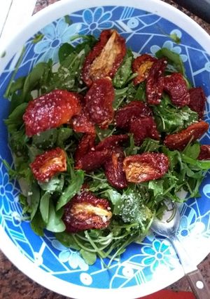 Una foto de Ensalada rúcula y tomates deshidratados
