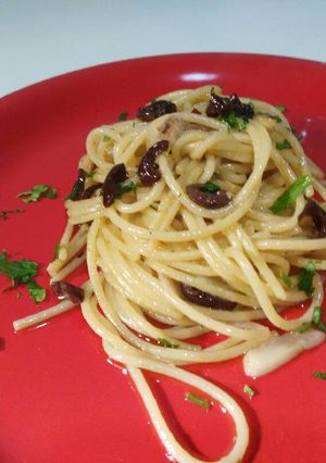 Foto di Aglio olio e peperoncino con acciughe e olive taggiasche