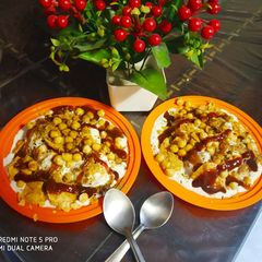 A picture of Dahi bhalla chana chat.