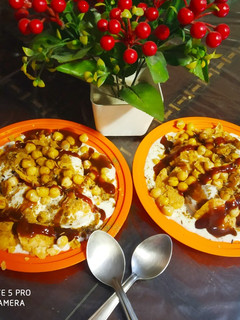 A picture of Dahi bhalla chana chat.
