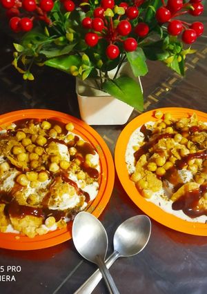 A picture of Dahi bhalla chana chat.