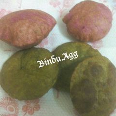 A picture of Palak and beetroot puri.
