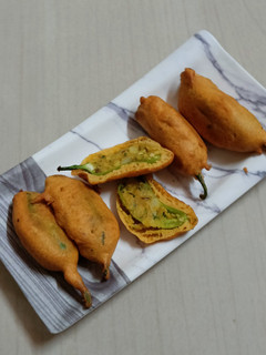 ભરેલા મરચા ના ભજીયા (Bharela Marcha Bhajiya Recipe In Gujarati) રેસીપી મુખ્ય ફોટો