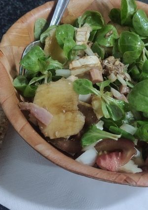 Una foto de Ensalada acompañada de pan de espelta