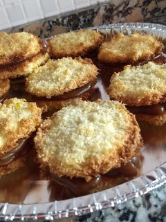 Una foto de Alfajores de coco y dulce de leche
