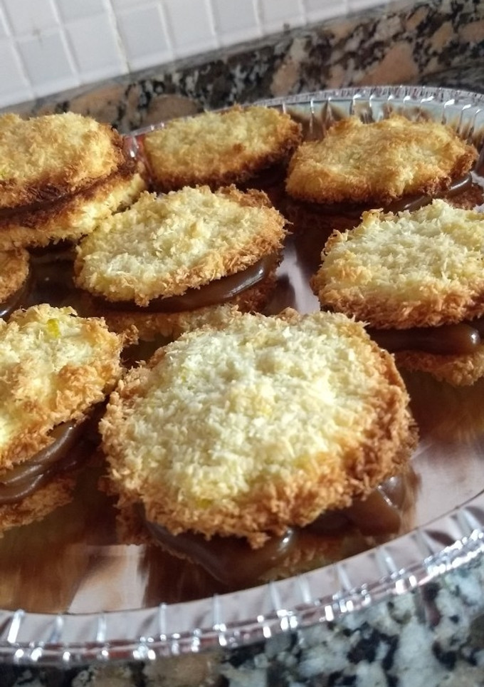 Una foto de Alfajores de coco y dulce de leche