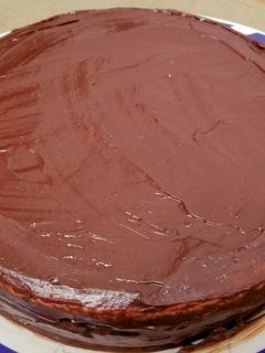 Una foto de Bizcochuelo casero de vainilla relleno con dulce de leche