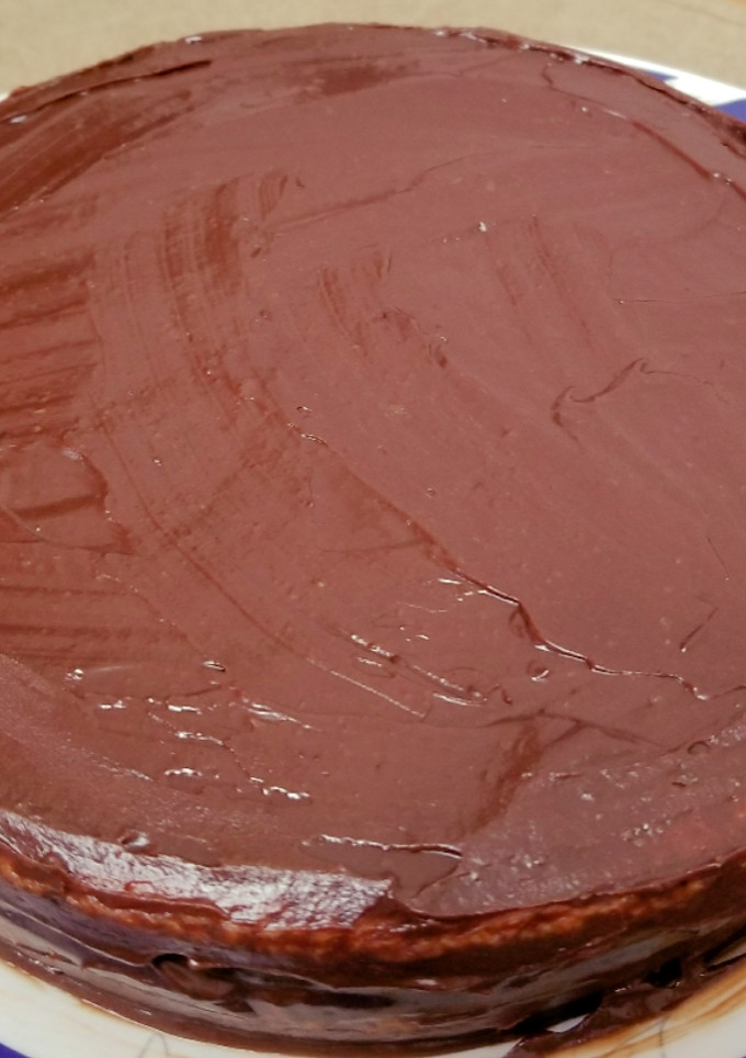 Una foto de Bizcochuelo casero de vainilla relleno con dulce de leche