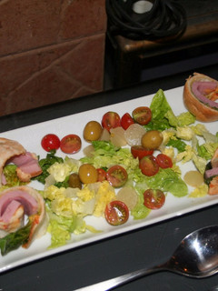 Una foto de Ensalada con rollitos de jamón dulce