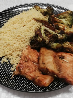 Una foto de 🥦 Salmón y brócoli al horno con salsa de soja con cuscús