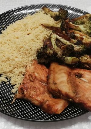Una foto de 🥦 Salmón y brócoli al horno con salsa de soja con cuscús