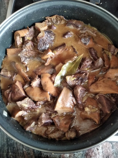 Una foto de Carne guisada con níscalos (rovellons)