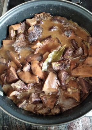 Una foto de Carne guisada con níscalos (rovellons)