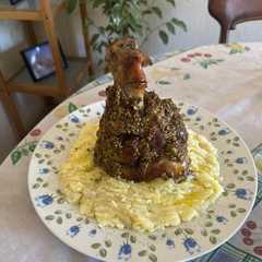 Una foto de 637. Codillo al horno con puré de patatas (principal carne)