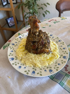 Una foto de 637. Codillo al horno con puré de patatas (principal carne)