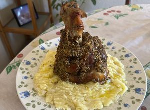 Una foto de 637. Codillo al horno con puré de patatas (principal carne)