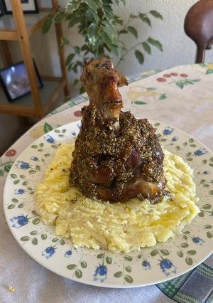 Una foto de 637. Codillo al horno con puré de patatas (principal carne)