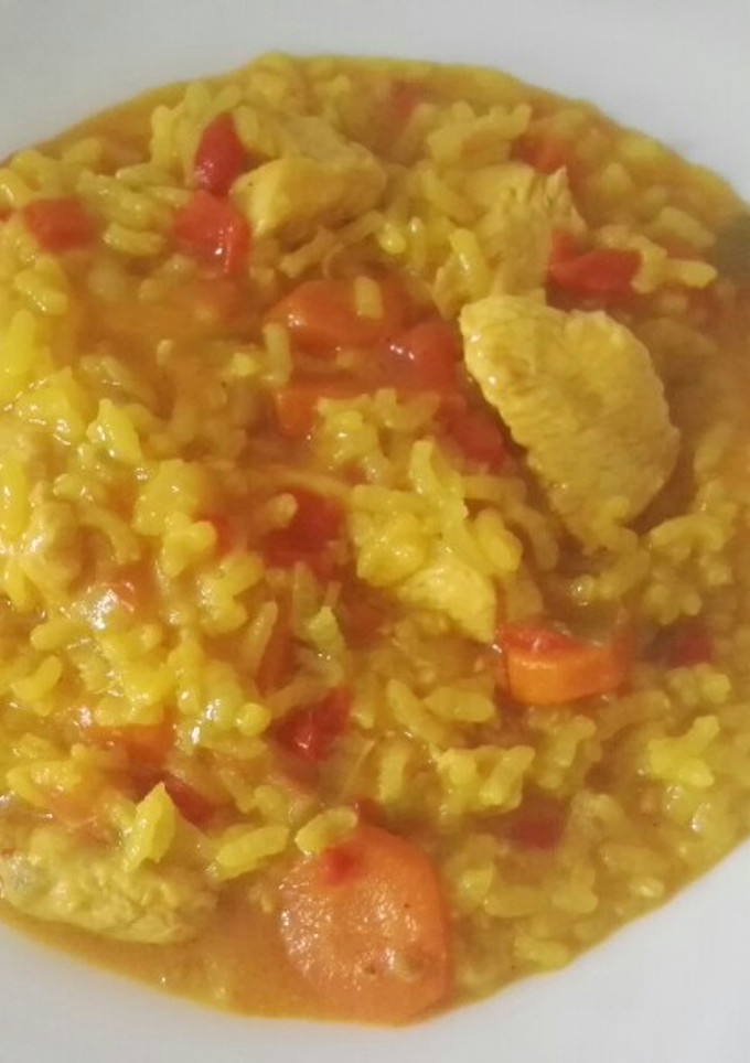 Una foto de Arroz con pollo 😋🍴