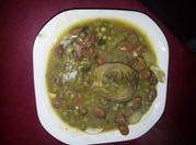 Una foto de alcauciles con chicharos