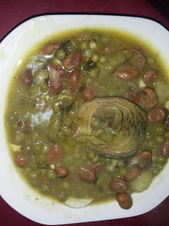 Una foto de Alcachofas con guisantes y habas. Alcauciles con chícharos y habas (como se dice en Cádiz)
