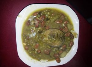 Una foto de Alcachofas con guisantes y habas. Alcauciles con chícharos y habas (como se dice en Cádiz)
