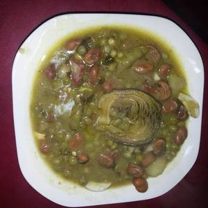 Alcachofas con guisantes y habas. 

Alcauciles con chícharos y habas (como se dice en Cádiz)