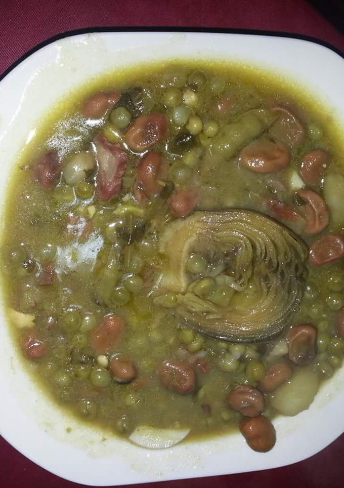 Una foto de Alcachofas con guisantes y habas. Alcauciles con chícharos y habas (como se dice en Cádiz)