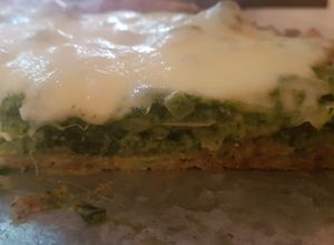 Una foto de Quiche de espinaca y pollo en base de Coliflor y brócoli