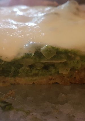 Una foto de Quiche de espinaca y pollo en base de Coliflor y brócoli