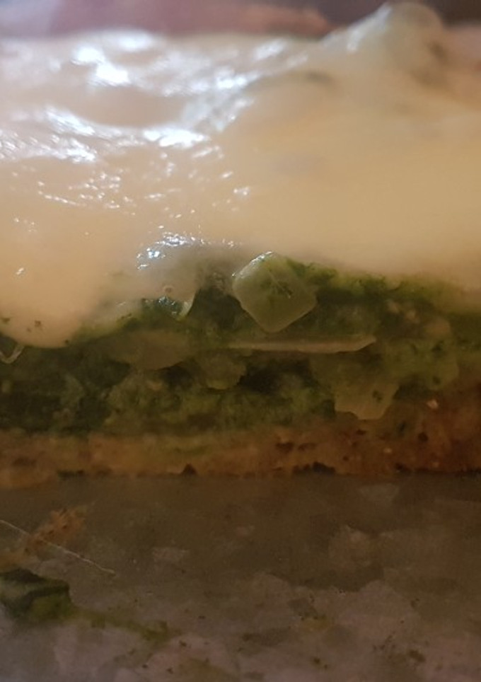 Una foto de Quiche de espinaca y pollo en base de Coliflor y brócoli
