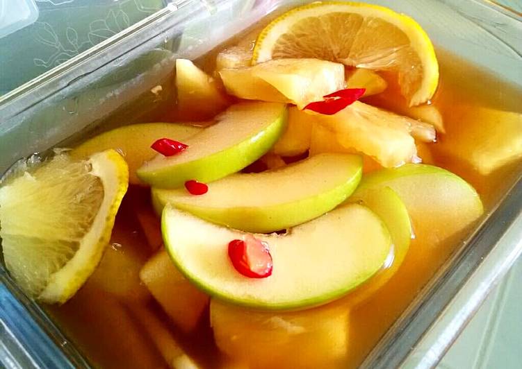 Asinan rujak nanas dan apel hijau