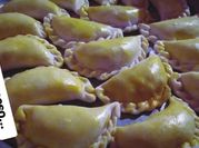 Una foto de masa de empanada con grasa