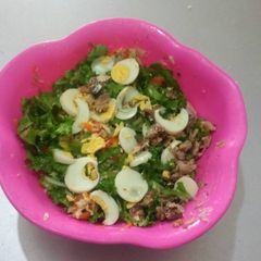 A picture of Salad with eggs.