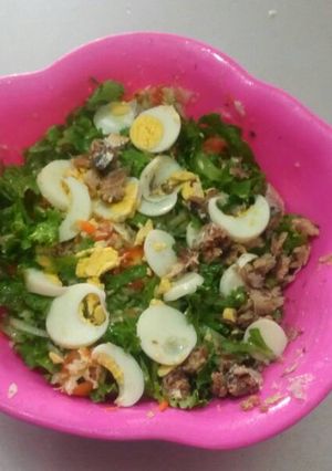 A picture of Salad with eggs.