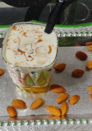 બદામ શેક (Badam Shake Recipe In Gujarati) રેસીપી મુખ્ય ફોટો