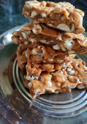 गुड़ की चिक्की (gur ki chikki recipe in Hindi) रेसिपी मुख्य फोटो