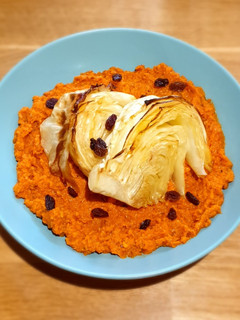 Una foto de Col asada con salsa romesco