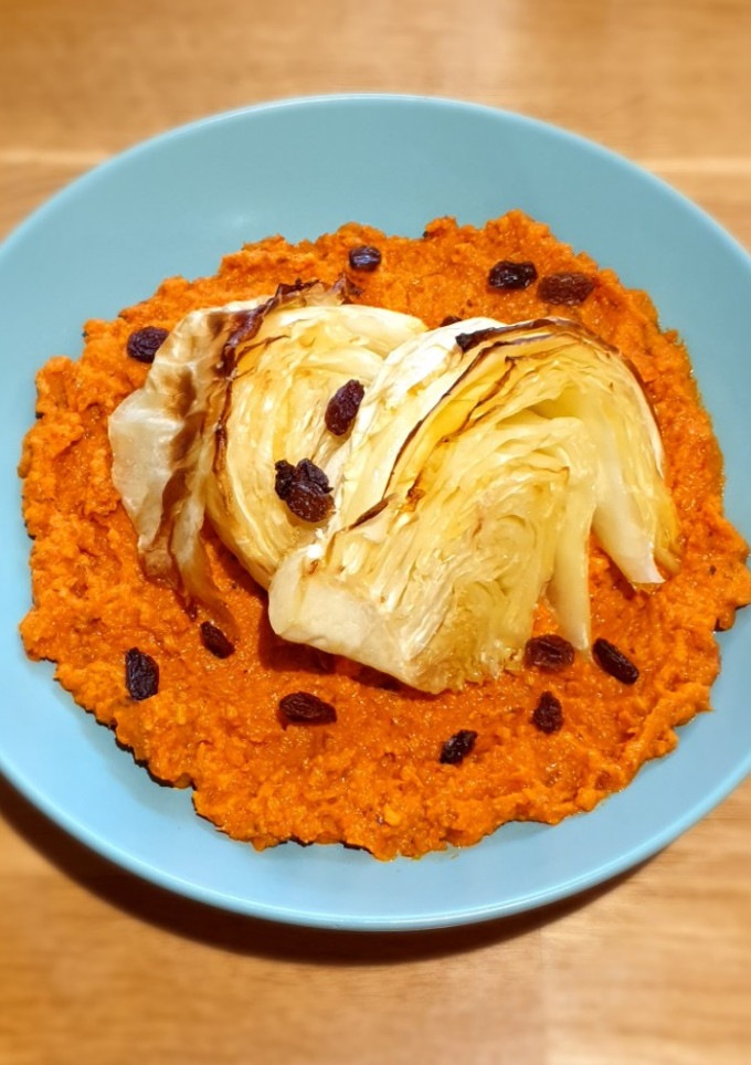 Una foto de Col asada con salsa romesco